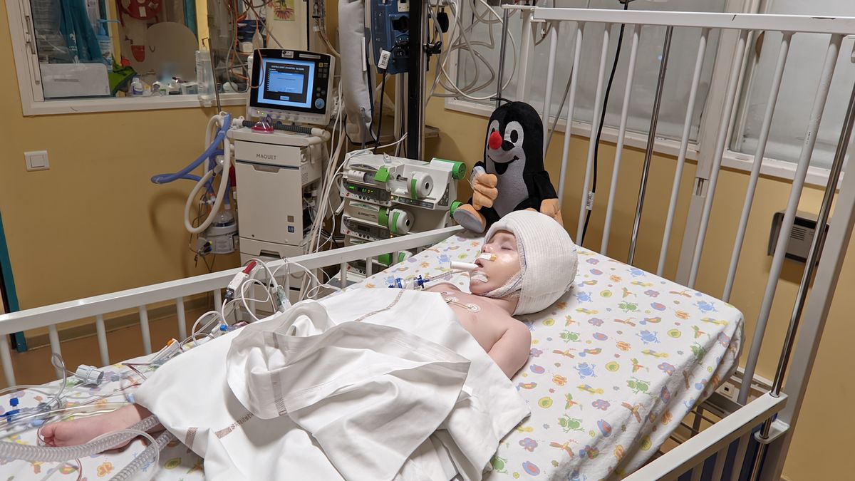 Martínek se zotavuje po desetihodinové operaci, rodina zveřejnila video